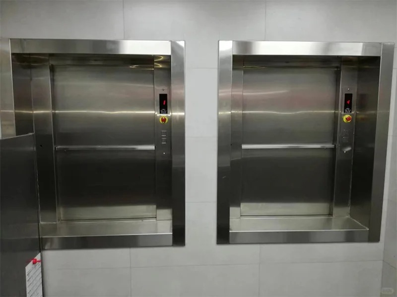Quelles sont les précautions pour l'utilisation des ascenseurs de restauration?